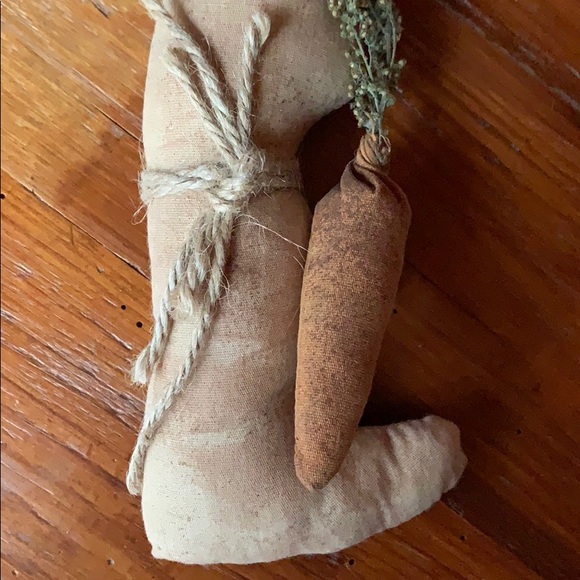 🥕 Handmade Primitive Rabbit with Carrot - Picture 2 of 6